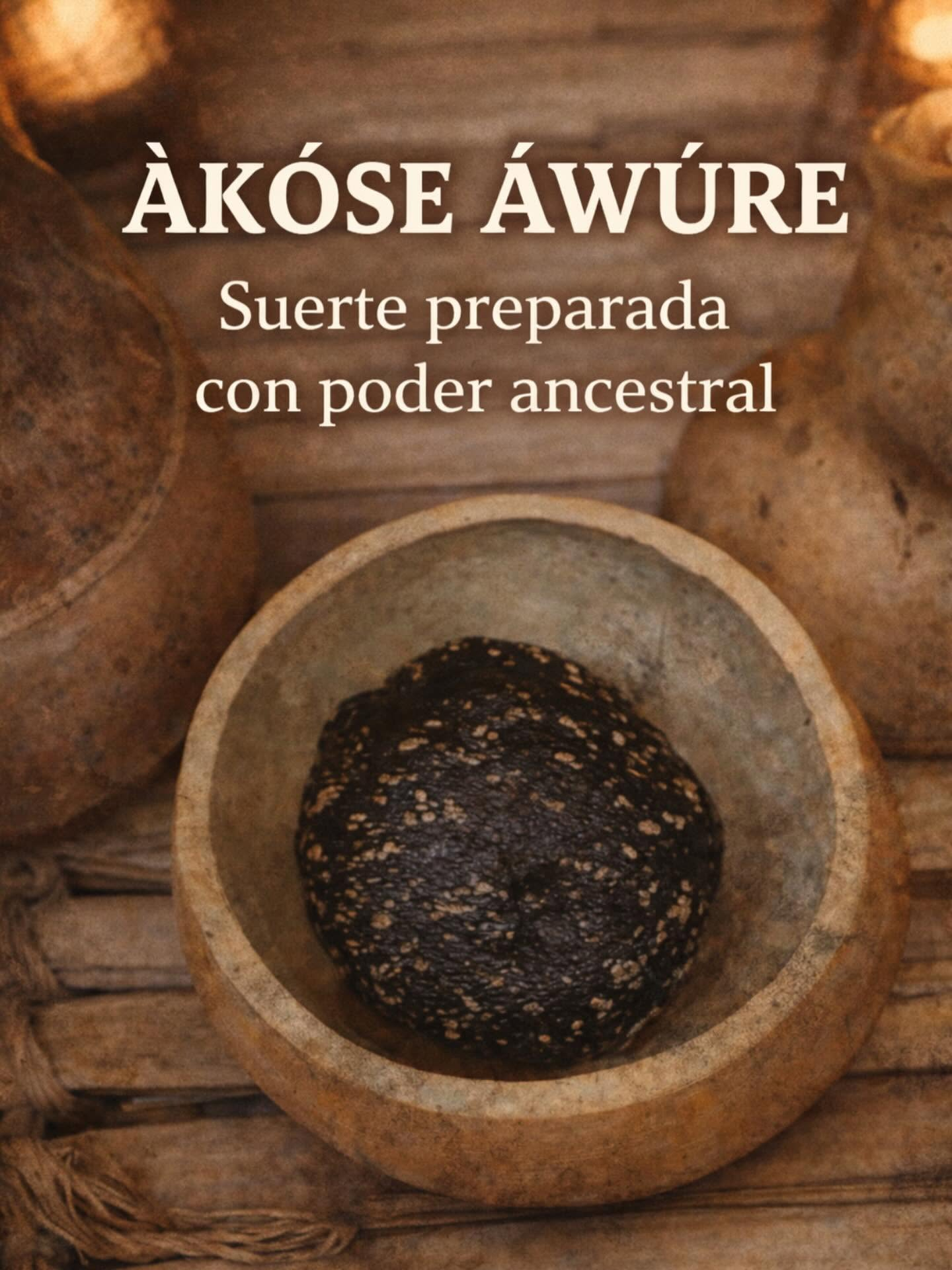Àkósẹ́ Àwúre preparado en mortero de piedra a la luz de las velas